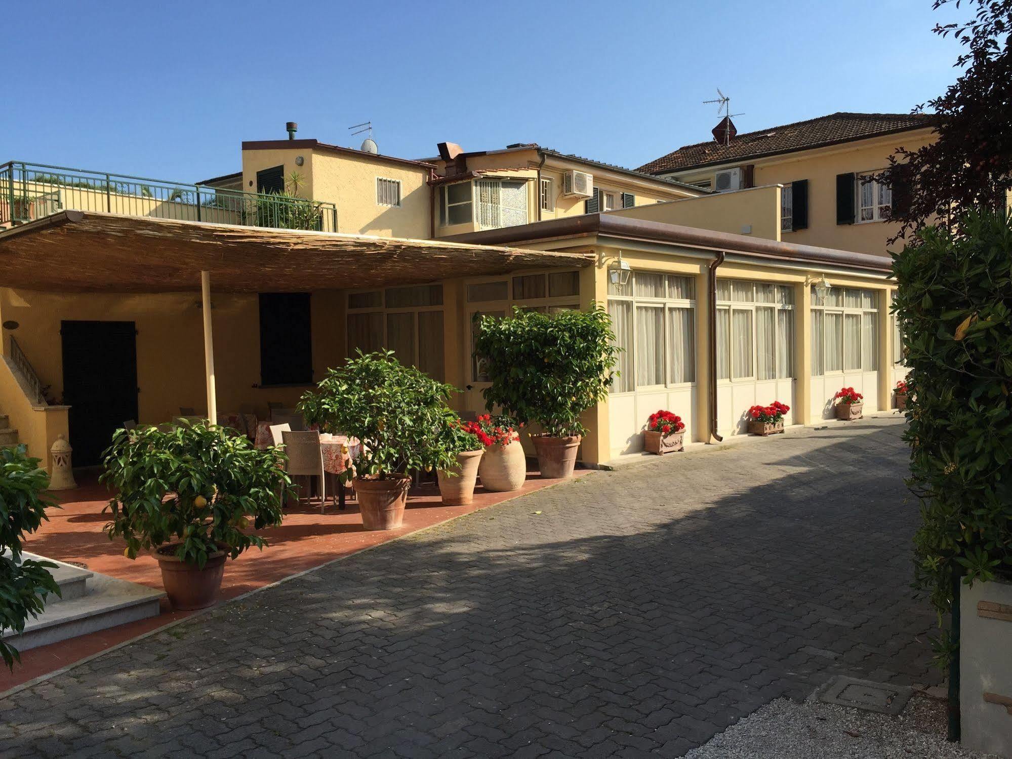 Hotel Verdesolemare Marina di Pietrasanta Exterior photo